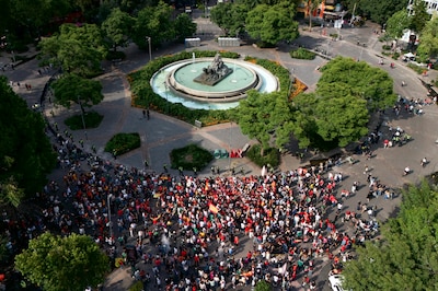 La Fuente de Cibeles, en CDMX, fue el punto de reunión para celebrar la victoria ante Argentina. (Foto: EFE)