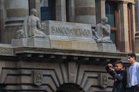 Banxico afianza fin a los recortes de la tasa de interés: Ve lenta la recuperación del PIB