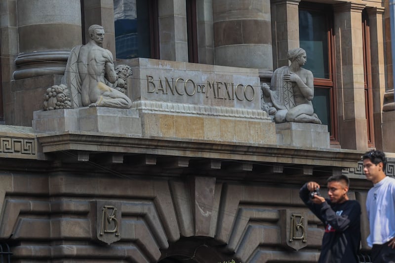 Banxico afianza fin a los recortes de la tasa de interés: Ve lenta la recuperación del PIB
