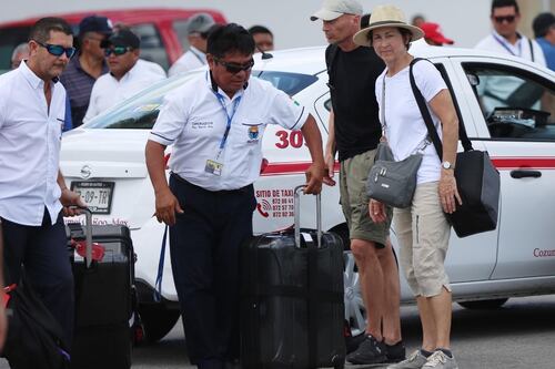 Taxistas bloquean el aeropuerto de Cozumel