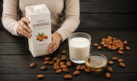 ¿Qué es mejor, tomar leche de vaca o de almendras? Eso dicen los expertos