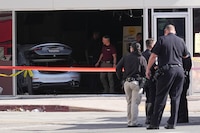 Atropellamiento masivo en Los Ángeles: Conductora se mete a tienda y mata a 3 personas
