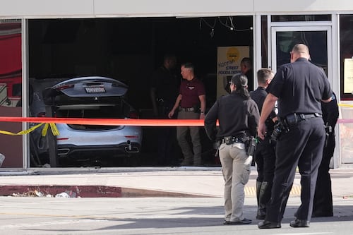 Atropellamiento masivo en Los Ángeles: Conductora se mete a tienda y mata a 3 personas