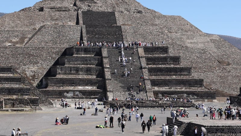 Hombre mata a mujer canadiense y hiere a 6 personas más en zona arqueológica de Teotihuacán