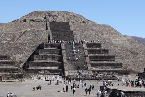 Hombre mata a mujer canadiense y hiere a 13 personas más en zona arqueológica de Teotihuacán