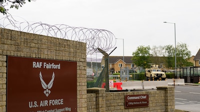 La puerta principal de la base aérea RAF Fairford en Fairford, Reino Unido, el 27 de septiembre