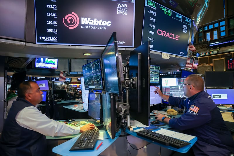 Wall Street ‘se tambalea’ por tensión EU-Irán y comparecencia de Warsh, nominado para la Fed