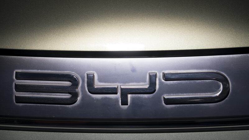 BYD ‘le copia’ a Tesla: ¿Por qué frenó la construcción de una planta en México?