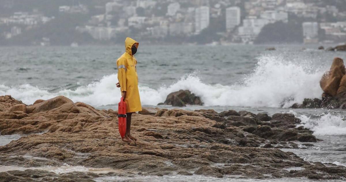 Huracán ‘Rachel’ se intensifica a categoría 2 y amenaza con lluvias y oleaje elevado en el occidente de México