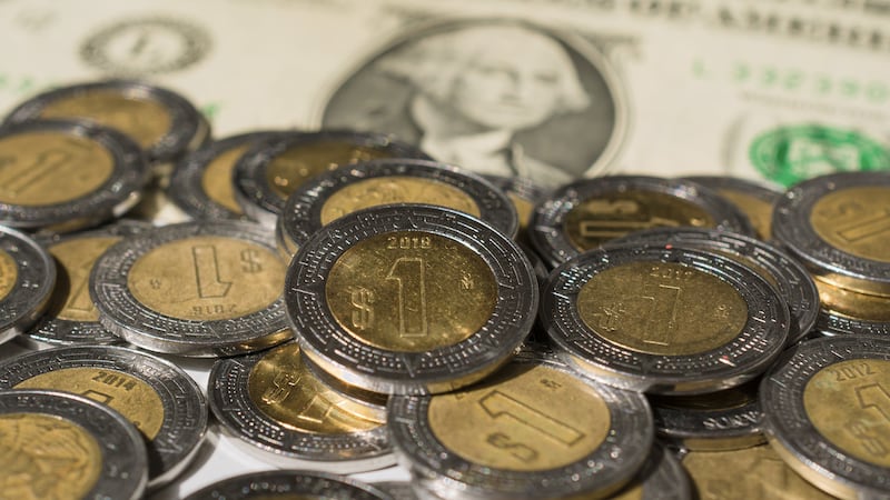 Peso liga tres días de ganancias ante el dólar: Así cerró HOY tras publicación de Paquete Económico 2025