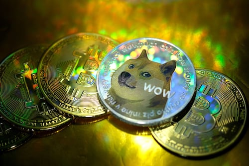 Dogecoin, la cripto ‘favorita’ de Musk, ‘agarra carrera’; gana 100% en última semana de octubre