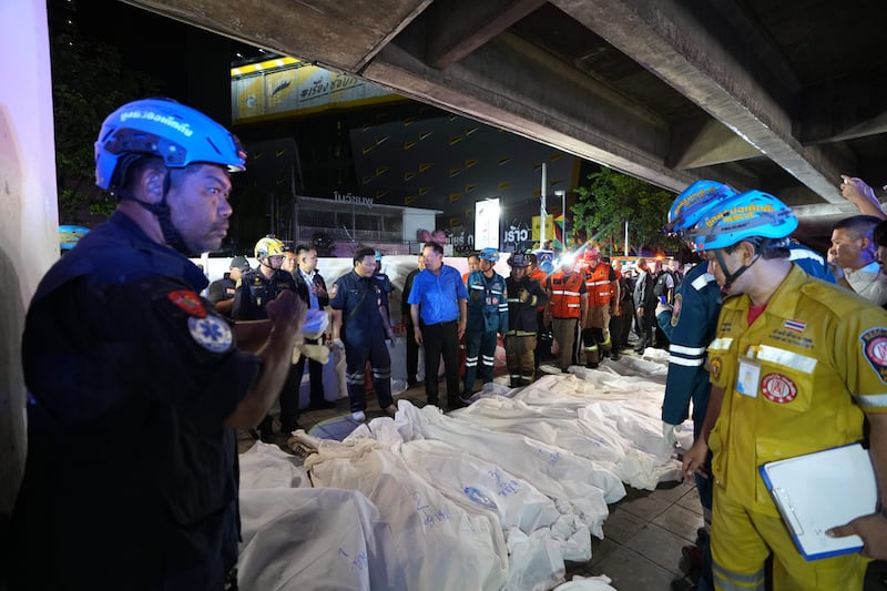 Humo y luego una explosión: Incendio en pub de Tailandia deja al menos 27 muertos