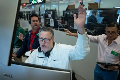 Wall Street cierra con números verdes, pero Dow Jones pierde 1.6% semanal; BMV cae 1.45%