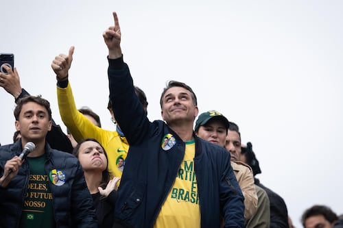 Flavio Bolsonaro niega que su campaña reciba ayuda del Gobierno de Trump previo a elección en Brasil