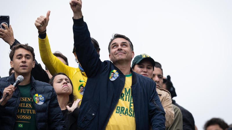 Flavio Bolsonaro niega que su campaña reciba ayuda del Gobierno de Trump previo a elección en Brasil