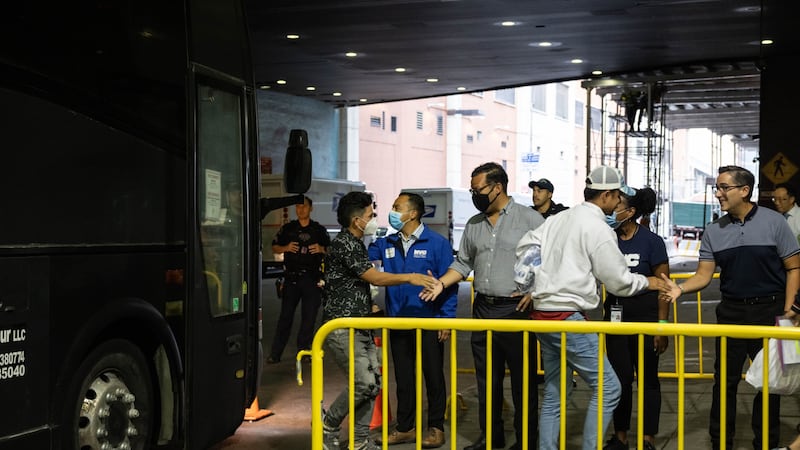 Texas ‘presiona’ a Biden: envía a más de 10 mil migrantes a estados demócratas