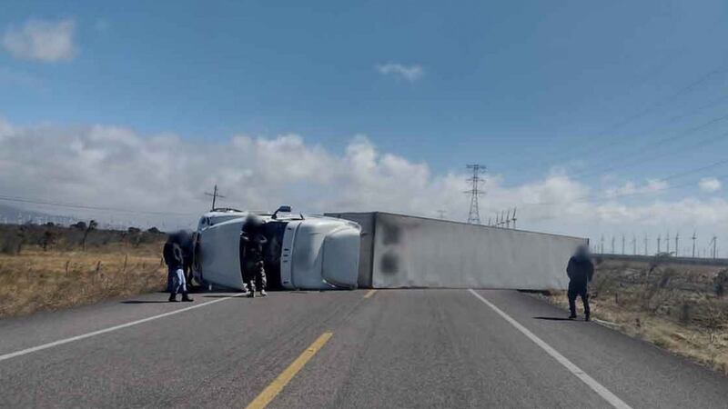 Rachas de viento causan volcaduras de tráileres en Oaxaca
