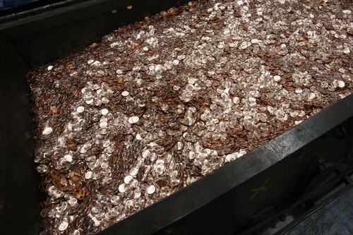 Cobre sube por retroceso del dólar; operadores vigilan situación comercial EU-China