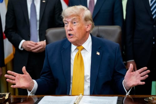 Trump ordena al Departamento de Justicia revisar precio de gasolina: ‘No baja tan rápido como quisiera’