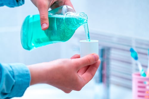 ¿El enjuague bucal es capaz de actuar contra el coronavirus? Este estudio demostró que sí