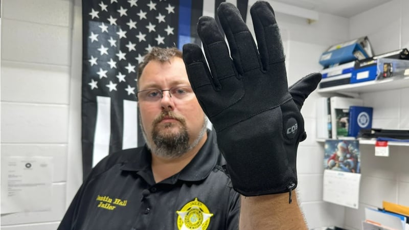 Demócratas piden al ICE cancelar compra de guantes de electrochoques: ‘Propinan dolorosas descargas’