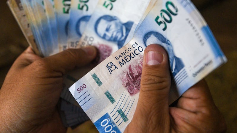 Peso ‘tropieza’ frente al dólar: ¿Cómo cotiza HOY?