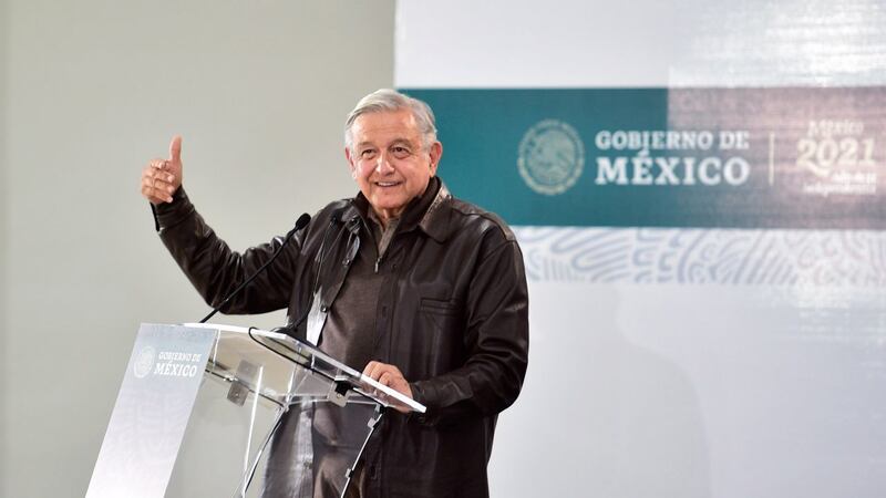 ¿Cuántos autos ‘chocolate’ planea AMLO regularizar con su acuerdo?