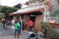 Explota casa en Lindavista tras maniobras de una pipa de gas Lp; hay dos personas heridas