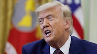 Trump llama ‘antipatrióticos’ a demócratas por limitar sus facultades en la guerra contra Irán