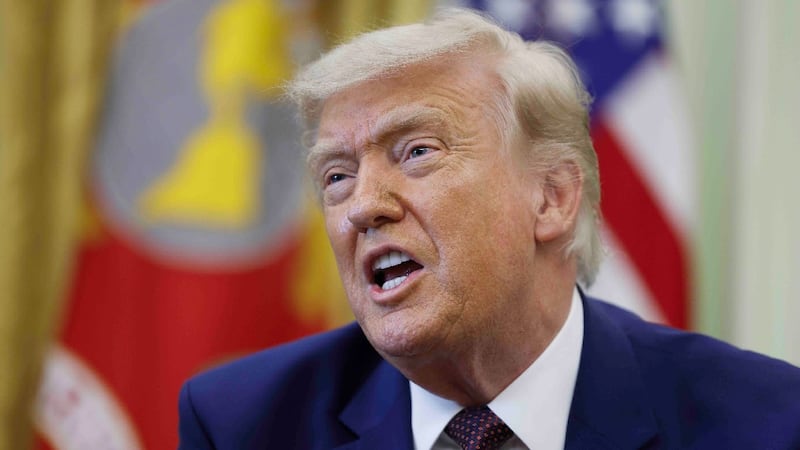 Trump llama ‘antipatrióticos’ a demócratas por limitar sus facultades en la guerra contra Irán