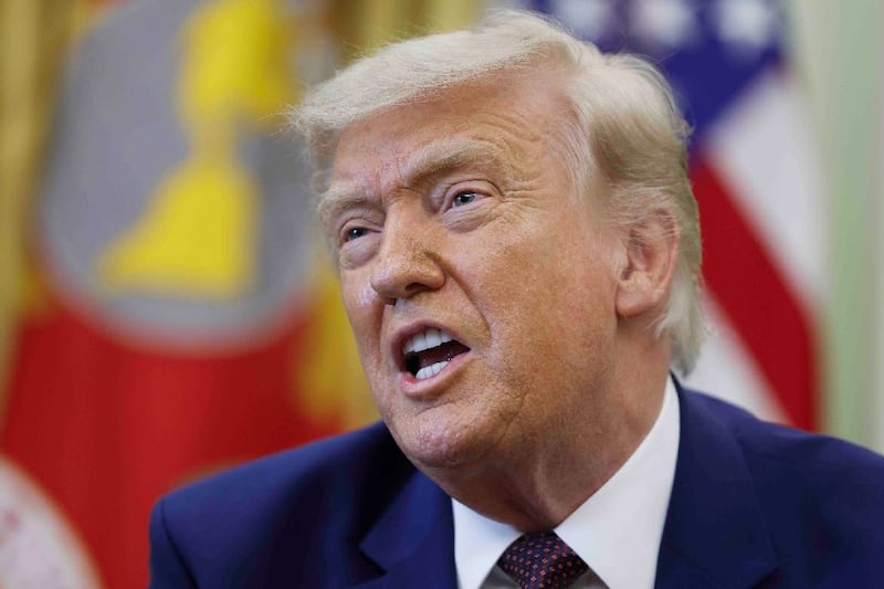 Trump llama ‘antipatrióticos’ a demócratas por limitar sus facultades en la guerra contra Irán