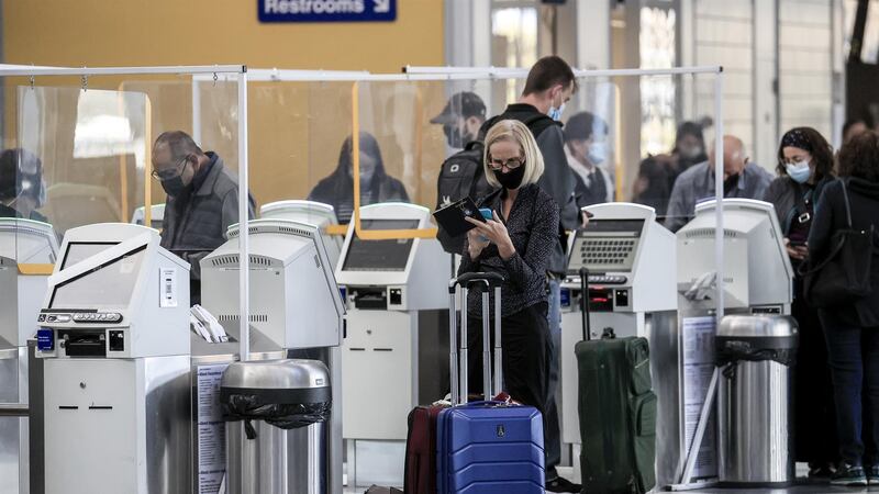 Canadá ‘relaja’ medidas contra COVID para extranjeros; esperan mejoras en sector turismo