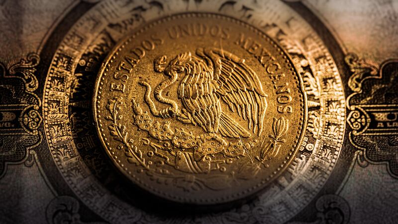 Peso tiene ganancia marginal ante el dólar: Cierra en 19.65 unidades