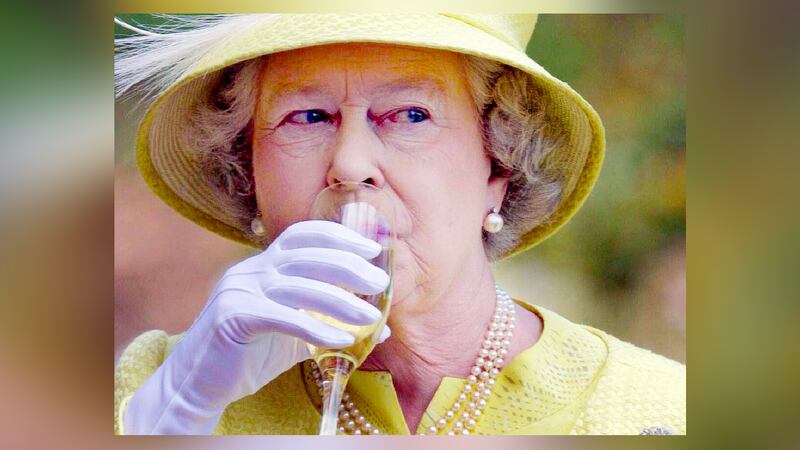 Adiós ‘copitas nocturnas’: Reina Isabel II deberá dejar el alcohol