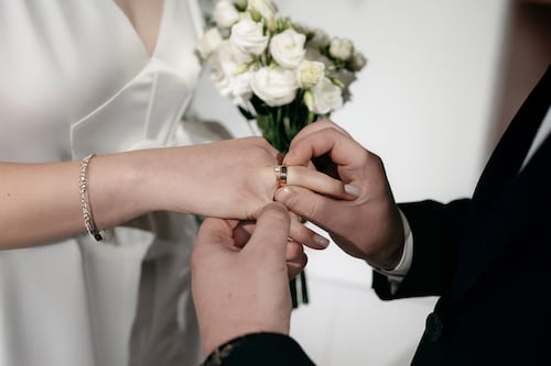 Sí existe el ‘felices para siempre’: Casados dicen ser más ‘felipes y con tenis’ que los solteros