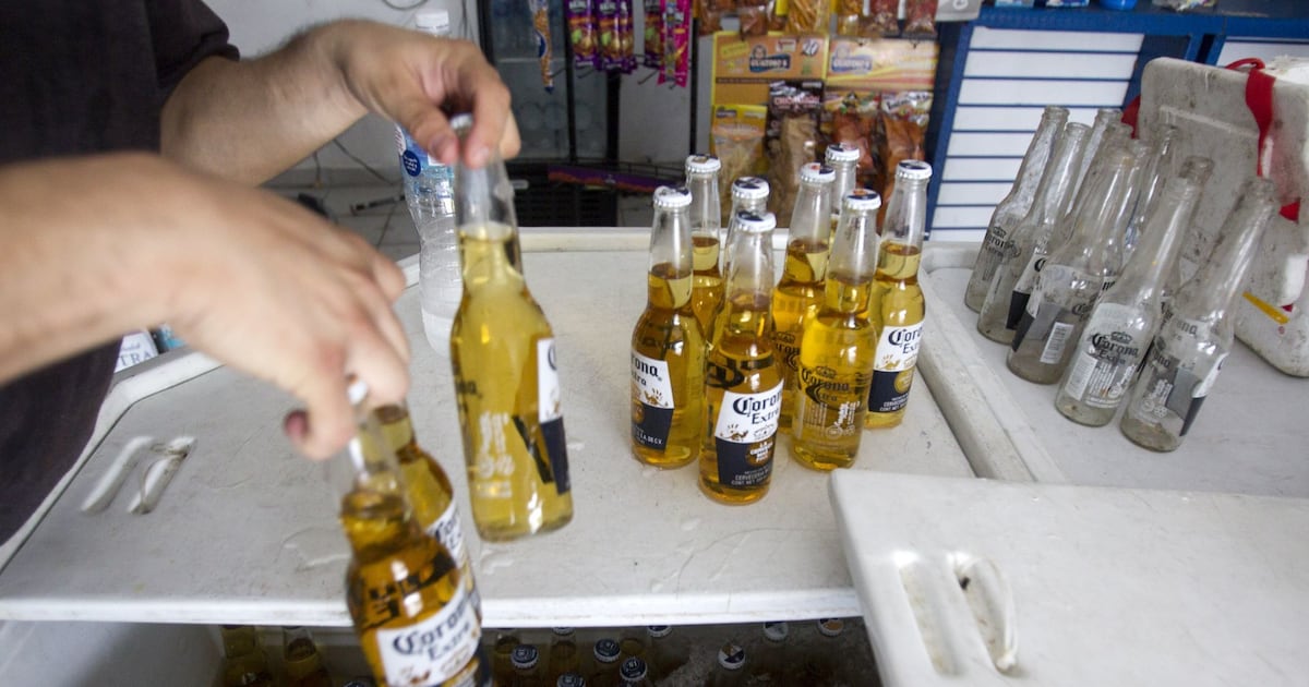 Cerveza mexicana en EEUU enfrenta caída por factores económicos y políticos