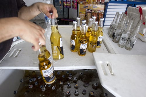 Les ‘tumba’ la espuma: Trump ‘tira’ las ventas de cervezas mexicanas en EU