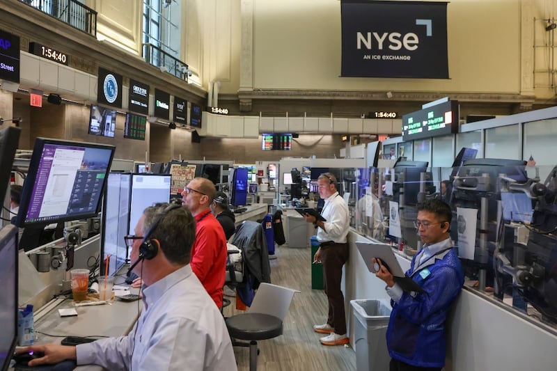 Wall Street ‘amanece en rojo’ tras anticipar una guerra más larga entre EU e Irán: ¿Cuánto pierde HOY?