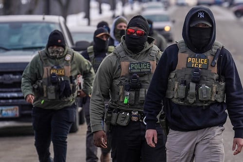 Migrante mexicano narra ‘golpiza’ del ICE en redada; perdió la memoria y tiene fracturado el cráneo