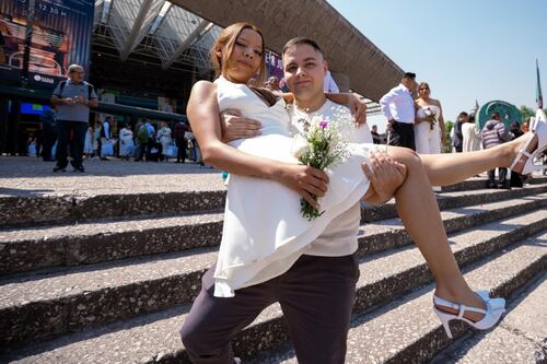 (FOTOS) Y vivieron felices por siempre: Así fueron las bodas comunitarias en el Auditorio Nacional