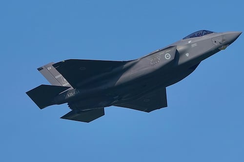 Renuncias en Perú: Dimiten canciller y ministro de Defensa por aplazar compra de aviones de combate a EU