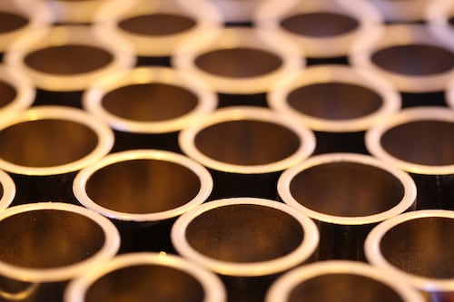 Cobre cae por aumento de existencias en almacenes de la LME