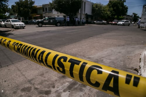 Aun muerto, Carmona quema