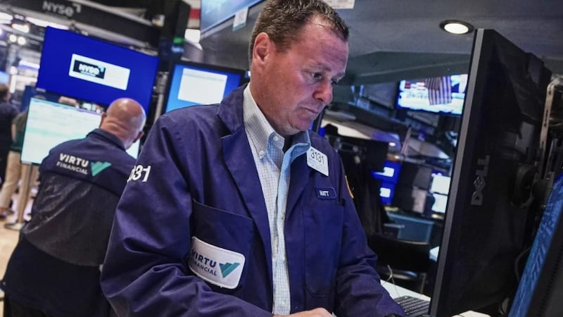 Wall Street cierra la ‘semana corta’ con récord en el Dow Jones; Nasdaq cae 0.8%