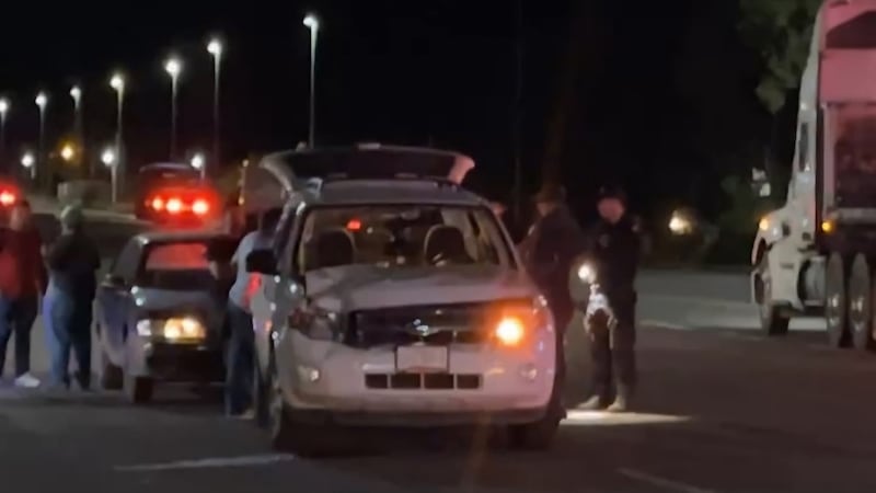 Sacerdote mata por accidente a trailero; se arrodilla y ora por él