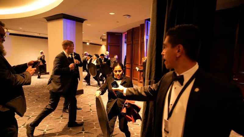 ‘Se han escuchado 3 disparos; aquí estaba Trump’: Corresponsales narran cómo fue el tiroteo en el Hilton