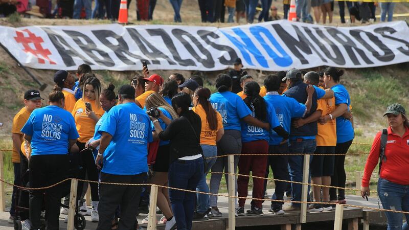“Abrazos, no muros”: migrantes se unen con sus familias en la frontera entre México y Estados Unidos