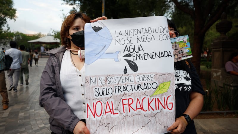 Comunidades reclaman a Sheinbaum por ‘fracking sustentable’