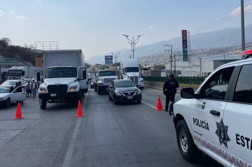 Bloquean carriles de la Autopista del Sol; habitantes exigen electricidad, drenaje y agua potable