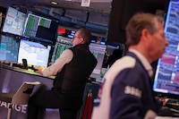 Wall Street cierra ‘serena’ ante indicios de posibles negociaciones de paz entre EU e Irán